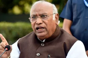 हिंद महासागर में हमले पर कांग्रेस अध्यक्ष खड़गे का केंद्र पर तीखा हमला, कहा-देश के रणनीतिक और राष्ट्रीय हितों की उपेक्षा कर रही है सरकार, विदेश नीति पर उठाए सवाल