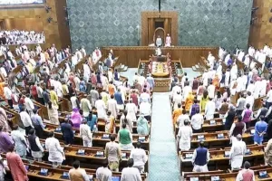 लोकसभा से निलंबित सभी आठ सदस्यों का निलंबन समाप्त, ध्वनिमत से प्रस्ताव पारित, स्पीकर पर कागज फेंकने पर हुए थे सस्पेंड