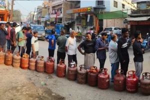 लखनऊ में रसोई गैस की किल्लत और महंगाई से ठप हुए छोटे कारोबार, मजदूरों का पलायन तेज