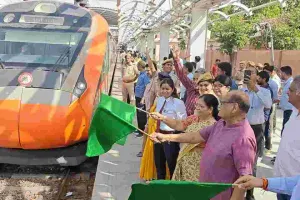गांधीनगर जयपुर स्टेशन पर रुकी जोधपुर–दिल्ली कैंट वंदे भारत, जनप्रतिनिधियों ने दिखाई हरी झंडी.