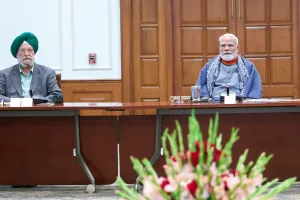 मिडिल ईस्ट तनाव का भारत पर असर: एलपीजी आपूर्ति प्रभावित, संसद भवन में हरदीप पुरी और जयशंकर ने की पीएम मोदी से मुलाकात