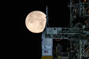 53 साल बाद चांद पर इंसान भेजने की तैयारी: नासा के चंद्रमा मिशन आर्टेमिस-II के लिए उल्टी गिनती शुरू, जानें क्या है इसके पीछे की वजह?