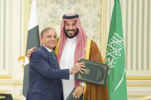 पाकिस्तानी सेना प्रमुख आसिम मुनीर की सऊदी रक्षा मंत्री खालिद बिन सलमान के साथ बैठक: जंग का नाजुक दौर, पाक-सऊदी समझौते की रोशनी में युद्ध का नया आयाम निकलने की आशंका