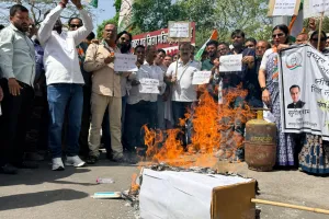 गैस सिलेंडर दामों में बढ़ोतरी के विरोध में कांग्रेस के जयपुर में प्रदर्शन