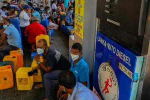 ईंधन संकट: श्रीलंका में आपूर्ति बाधाओं के बीच अनिवार्य क्यूआर कोड व्यवस्था लागू, साप्ताहिक ईंधन कोटा भी निर्धारित