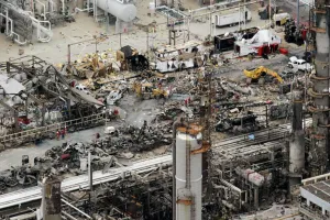 टेक्सास रिफाइनरी में भीषण विस्फोट: लोगों को करीबी ठिकाने में शरण लेने की सलाह, प्रशासन ने जारी किया अलर्ट