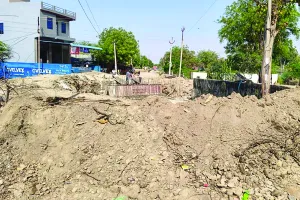 नाला निर्माण में लापरवाही से आवागमन बाधित