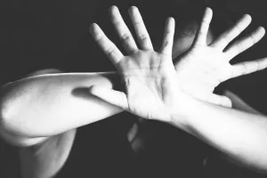 मामूली सड़क हादसे के बाद शुरू हुआ विवाद, 50 से अधिक बदमाशों ने युवक पर लोहे की सरियों और लाठियों से किया हमला 