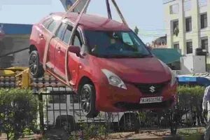 तेज रफ्तार कार डिवाइडर की 4 फीट ऊंची रेलिंग पर चढ़ी, क्रेन से हटाई गई