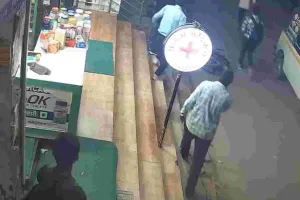 जयपुर में बेकाबू सफेद कार का कहर : बाइक सवार को टक्कर मार फरार, CCTV में कैद वारदात 