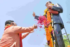 मुख्यमंत्री ने संविधान निर्माता डॉ. भीमराव अंबेडकर की प्रतिमा पर अर्पित की पुष्पांजलि, सामाजिक न्याय के अग्रदूत बाबा साहेब को किया नमन