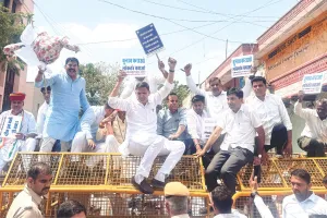 पंचायतीराज-स्थानीय निकाय चुनाव कराने की मांग को लेकर कांग्रेस का प्रदर्शन : पुलिस और कांग्रेस कार्यकर्ताओं के बीच हल्की झड़प, जोशी ने कहा- चुनाव नहीं होने से रुके 3 हजार करोड़ रुपए
