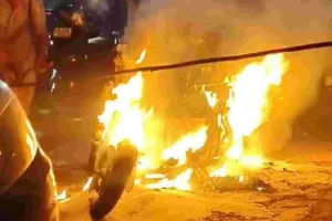 रेलवे की पार्किंग में खड़ी स्कूटी में लगी अचानक आग, कड़ी मशक्कत के बाद आग पर काबू 