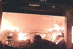 टैक्सटाइल फैक्ट्री के गोदाम में भड़की आग : 7 दमकलों ने पाया काबू, 7 से 8 हजार कपड़े के थान स्वाहा