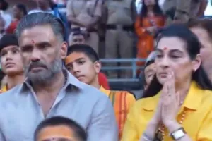 ऋषिकेश में सुनील शेट्टी ने परमार्थ निकेतन में लिया दिव्य अनुभव : पर्यावरण संरक्षण और युवाओं को सकारात्मक दिशा देने पर की चर्चा, बच्चियों को आत्मविश्वास के साथ आगे बढ़ने के लिए किया प्रेरित