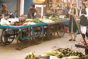 अतिक्रमण से संकरा हुआ छावनी का मुख्य मार्ग, थडियों व दुकानों के सामान से यातायात हो रहा बाधित