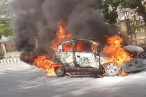 उत्तर प्रदेश में चलती कार बनी आग का गोला : चालक ने कूदकर बचाई अपनी जान, कार पूरी तरह जलकर खाक
