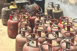 अवैध गैस रिफलिंग और कालाबाजारी पर कार्रवाई, 35 सिलेंडर जब्त