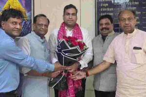 व्यापार स्तमहासंघ के प्रतिनिधिमंडल ने कलेक्टर से की शिष्टाचार भेंट, बाजारों की ज्वलंत समस्याओं पर की चर्चा 