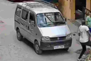 दर्दनाक हादसा : घर के बाहर बैठी बुजुर्ग महिला को वैन ने कुचला, CCTV में कैद हुई घटना