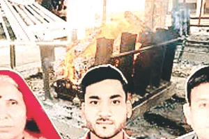 कोल्ड ड्रिंक की बोतल में छिपा है मां और दो बेटों के सुसाइड का रहस्य, जानें पूरा मामला 