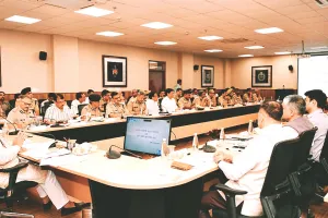 सीएम ने पुलिस मुख्यालय में की कानूनी व्यवस्था की समीक्षा, कहा- गैंगेस्टर्स-माफियाओं पर त्वरित और सख्त कार्रवाई हो
