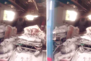 ट्रेलर की टक्कर से बाइक सवार तीन युवकों की मौत : सड़क पर बिखरे सफेद पाउडर से भरे कट्टे, यातायात रहा जाम