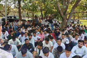 संविदा नर्सेज और पैरामेडिकल स्टाफ का विभिन्न मांगो को लेकर प्रदर्शन, कर्मचारियों में अत्यंत आक्रोश