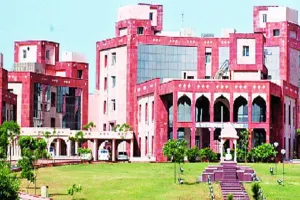 स्कूलों में किताबों की कमी से छात्रों की पढ़ाई प्रभावित, सीमित संसाधनों के सहारे बच्चों को पढ़ाने का प्रयास 