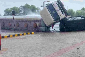 अजमेर रोड पर केमिकल टैंकर पलटा, मणिपाल यूनिवर्सिटी के पास मचा हड़कंप 