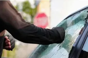 जयपुर में दिनदहाड़े कार का शीशा तोड़कर लैपटॉप चोरी, पुलिस जांच में जुटी 