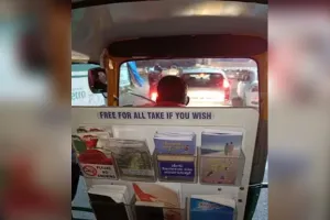 कर्नाटक में ऑटो चालक ने अपने वाहन को छोटी लाइब्रेरी में किया तब्दील : यात्रियों को मिलता है सफर एक दिलचस्प और ज्ञानवर्धक अनुभव, लोगों को मोबाइल से दूर कर पढ़ने की आदत से जोड़ना मकसद