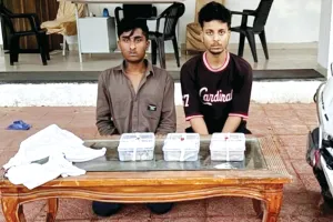 एक दर्जन से अधिक चोरी करने वाले 2 शातिर चोर गिरफ्तार : सोने-चांदी के आभूषण, लाखों रुपए नकद और स्कूटी बरामद, पुलिस ने सीसीटीवी कैमरों की जांच कर आरोपियों को पकड़ा