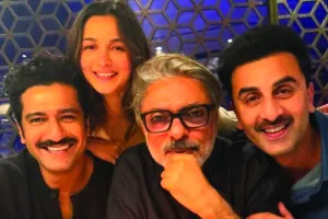 संजय लीला भंसाली का बड़ा फैसला : ‘लव एंड वॉर’ के सेट पर मोबाइल फोन ले जाने पर लगी पाबंदी, जानें वजह