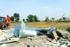 सरकारी भूमि पर चला जेडीए का बुलडोजर : अवैध कॉलोनी ध्वस्त, सड़कें और टीनशेड बनाकर कर रहे थे अतिक्रमण