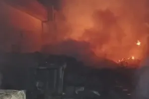 दिल्ली में प्लास्टिक अपशिष्ट गोदाम में लगी आग : हादसे में 3 लोगों की मौत, गोदाम में बनी अस्थायी झोपड़ी में रहते थे पीड़ित