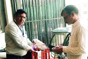 मुहाना फल मंडी में खाद्य सुरक्षा अधिकारियों ने किया निरीक्षण : प्रयुक्त किए जा रहे रसायनों की जांच की, अधिकारियों ने चेताया- गलत प्रैक्टिस पाए जाने पर होगी सख्त कार्रवाई