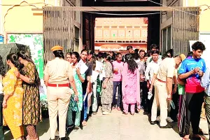 कृषि पर्यवेक्षक भर्ती परीक्षा में 85 प्रतिशत अभ्यर्थियों ने आजमाया भाग्य : कुछ जगहों पर परीक्षार्थी देरी से पहुंचे, कहीं ड्रेस कोड को लेकर विवाद