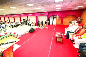 मुख्यमंत्री ने विभिन्न धार्मिक स्थलों पर किए दर्शन : पूजन कर प्रदेशवासियों की सुख-समृद्धि की कामना की, कार्यक्रम रोककर सुना पीएम का संदेश