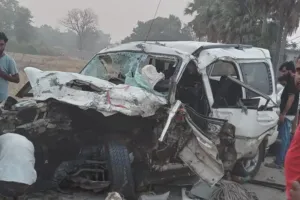 उत्तर प्रदेश में ट्रेलर से टकराई अनियंत्रित कार : हादसे में एक ही परिवार के कई लोगों की मौत, समारोह से वापस आ रहे थे सभी लोग