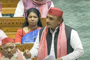 अखिलेश यादव ने साधा निशाना : संविधान संशोधन विधेयक के सहारे सत्ता की राजनीति कर रही सरकार, एसआईआर के जरिए वोट काटने का लगाया आरोप 