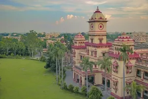 अपनी मांगों को लेकर बीएचयू में सड़क पर उतरे छात्र : पथराव में एक सुरक्षाकर्मी घायल, पुलिसबल तैनात