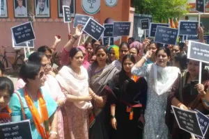 महिला आरक्षण मुद्दे पर सियासत तेज: कांग्रेस ने भाजपा मुख्यालय के समीप किया विरोध प्रदर्शन, महिलाओं के मुद्दे पर गंभीर नहीं होने का लगाया आरोप 