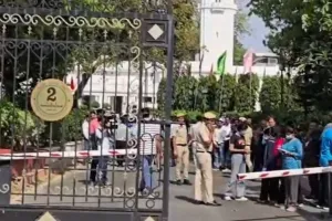 दिल्ली विधानसभा की सुरक्षा में बड़ी चूक : बैरियर तोड़कर अज्ञात गाड़ी विधानसभा में घुसी, स्पीकर की गाड़ी पर फेंकी स्याही