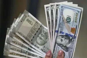 अंतरबैंकिंग मुद्रा बाजार में रुपया मजबूत : डॉलर 92.67 पर पहुंचा, कच्चा तेल 92 डॉलर प्रति बैरल 