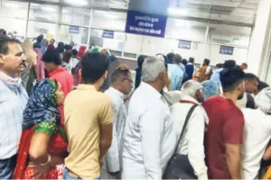 एक ऑपरेटर के भरोसे एमबीएस का आरजीएचएस पर्ची काउन्टर, मची अफरा तफरी