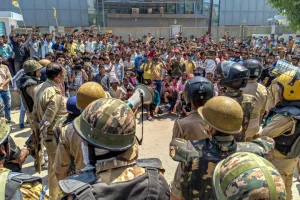 गौतमबुद्धनगर में श्रम विभाग की सख्त कार्रवाई : 43 संविदाकारों को नोटिस, 10 के लाइसेंस निरस्त