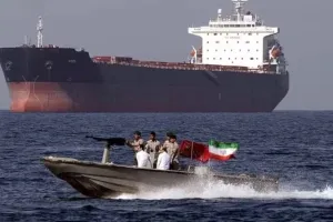 हॉर्मुज में हालात फिर तनावपूर्ण : गुजरात आ रहे एक जहाज पर फायरिंग, कब्जे में लिया