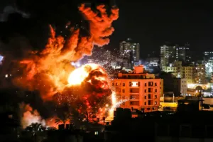 ईरान ने इज़रायल पर बरपाया कहर : तेल अवीव में सुनी गई ज़ोरदार धमाकों की आवाज़ें, 15 मिनट के भीतर हुए तीन बार हवाई हमले