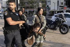 इजरायली सुरक्षा बलों और कार्यकर्ताओं के बीच झड़प: युद्ध के विरोध में प्रदर्शन कर रहे 17 लोगों गिरफ्तार, 50 से अधिक लोगों के इकट्ठा होने पर पाबंदी